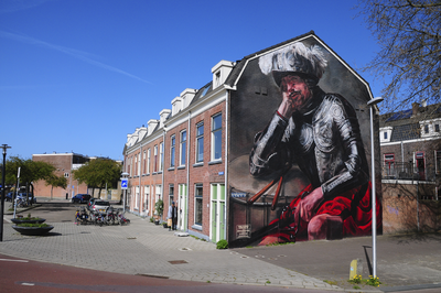 900240 Gezicht op de huizen Westplein 100 (rechts) -108 te Utrecht, met op de zijgevel van het huis nr. 100 de ...